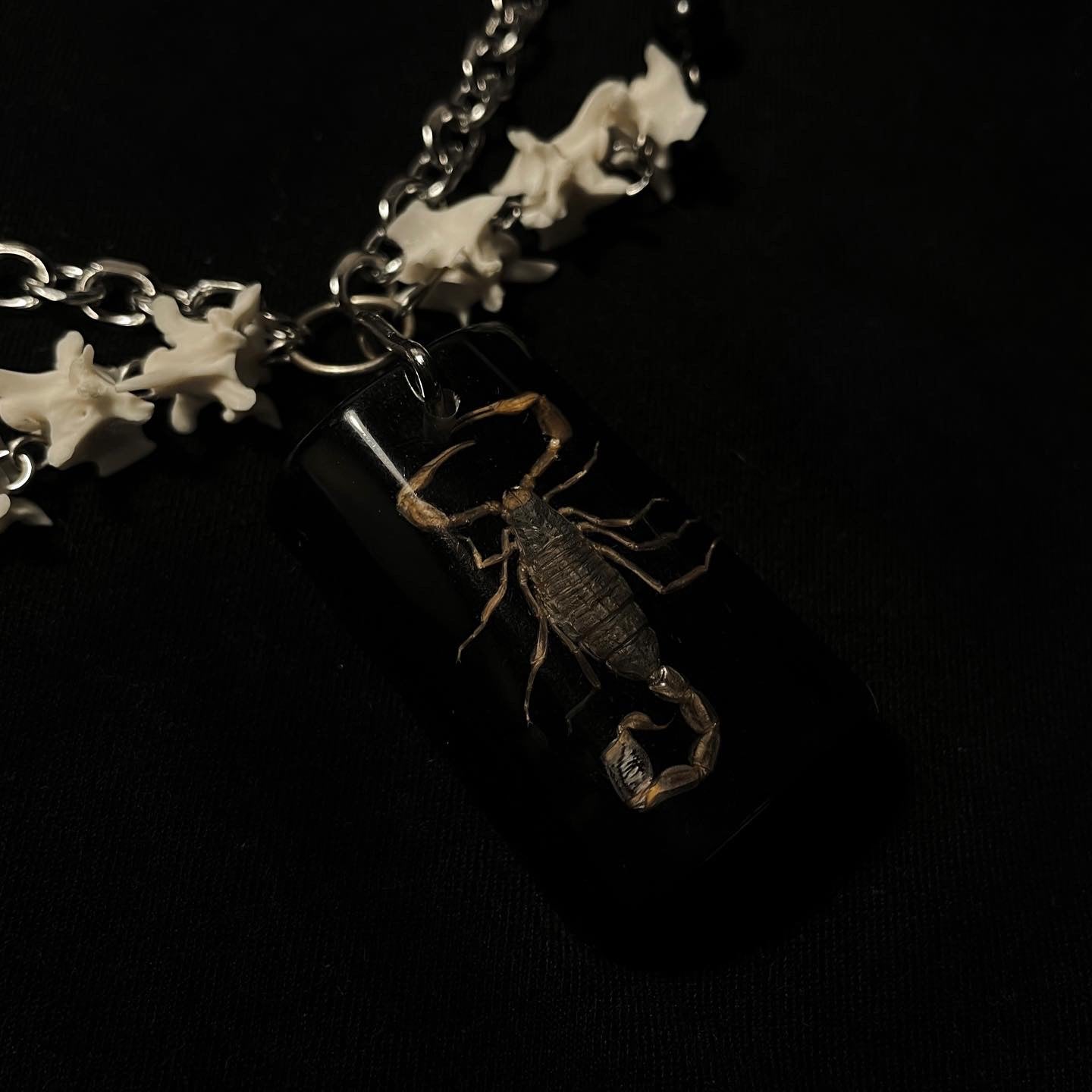 Bug&bone choker—black